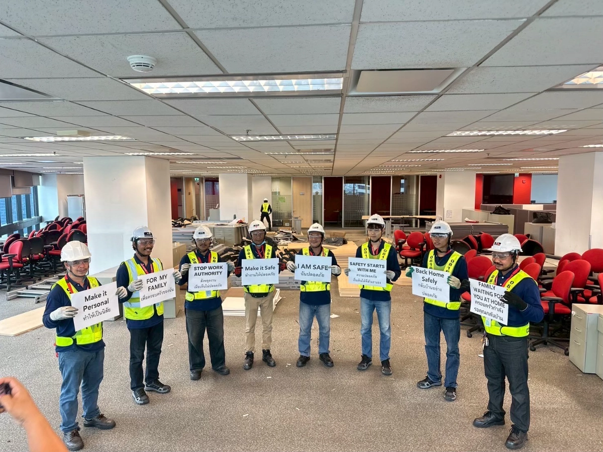 ผลงานการรื้อถอดขนย้ายประกอบติดตั้งเฟอร์นิเจอร์โต๊ะทำงาน